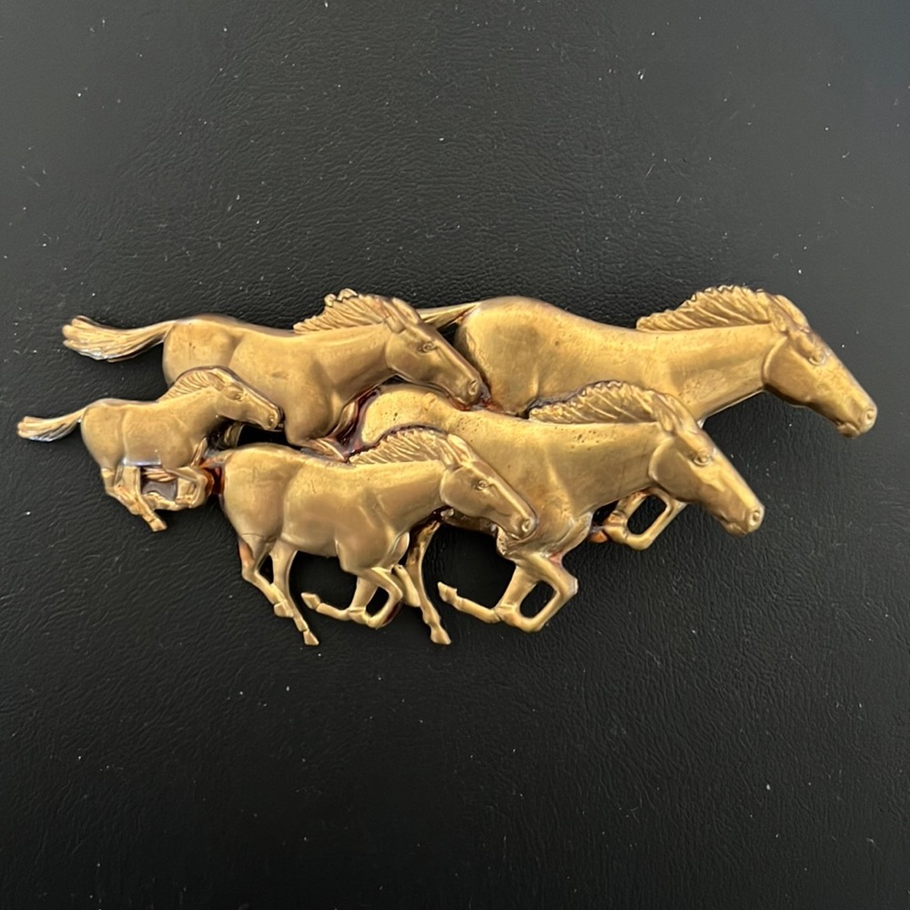 Running horses brooch